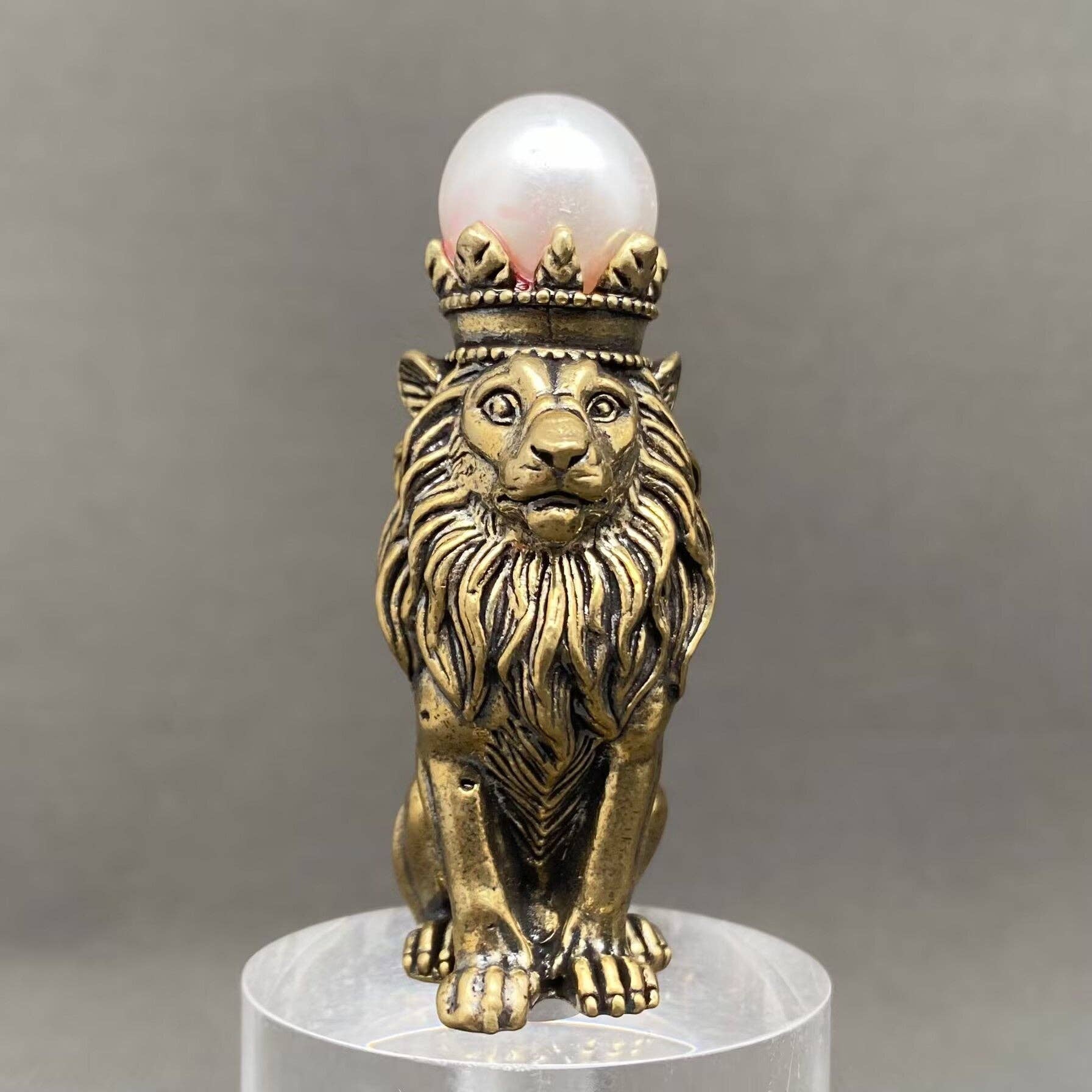 The Lion Wearing A Crown Crafts Brass Desktop Ornaments