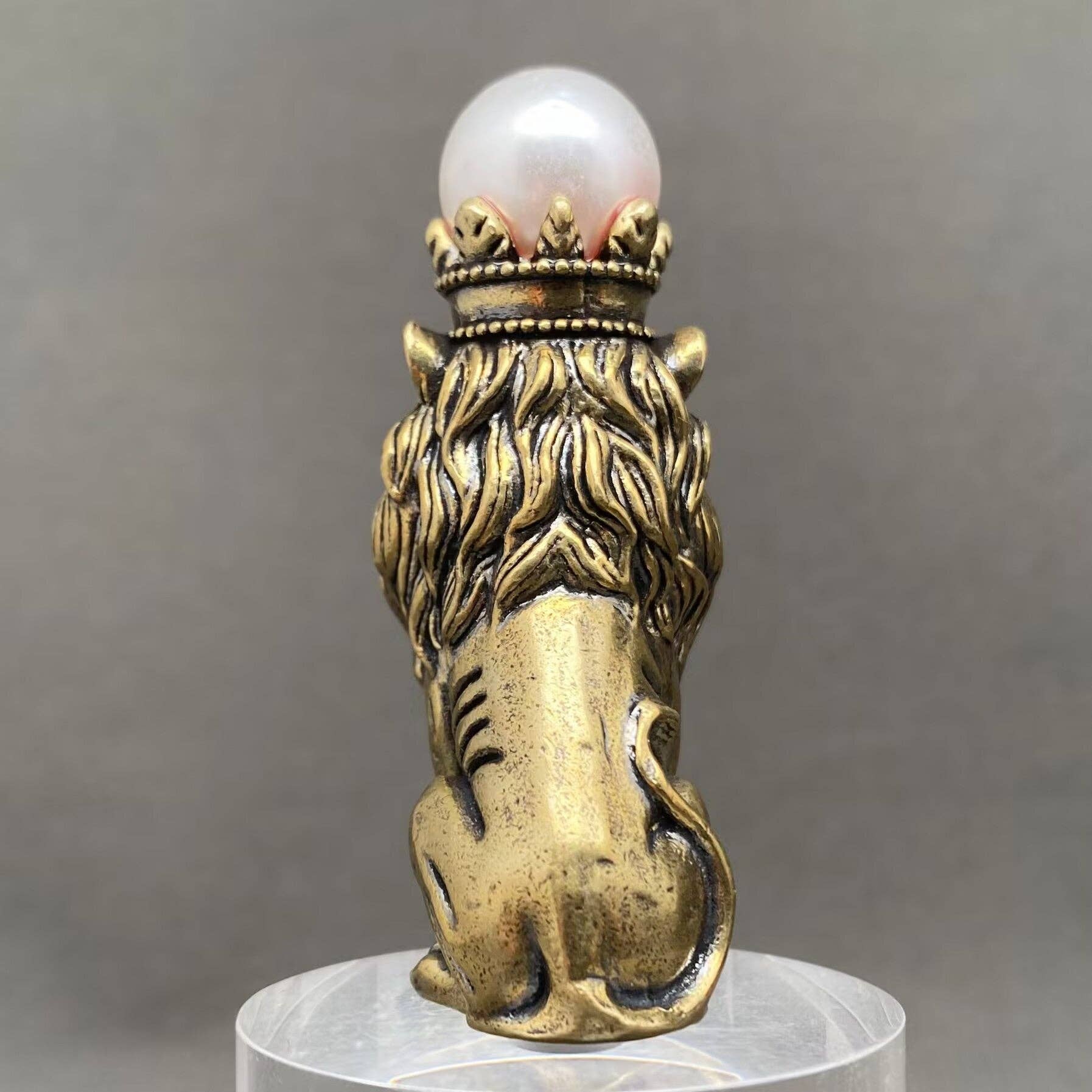 The Lion Wearing A Crown Crafts Brass Desktop Ornaments