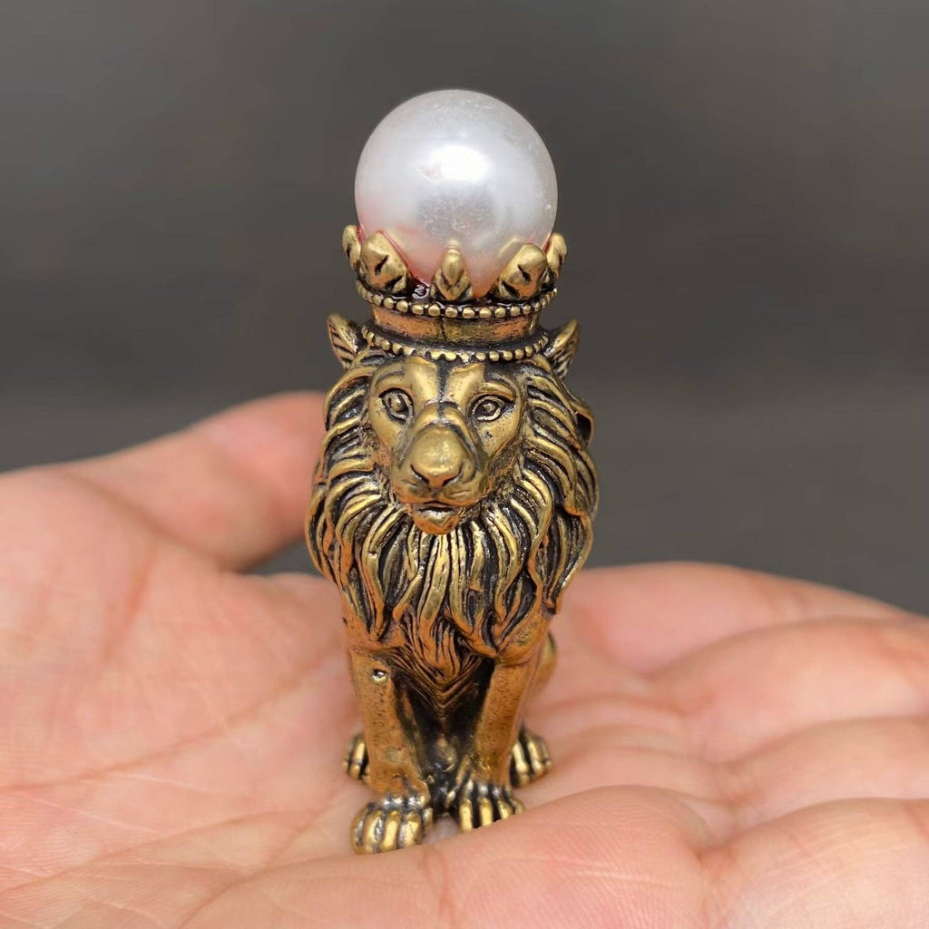 The Lion Wearing A Crown Crafts Brass Desktop Ornaments