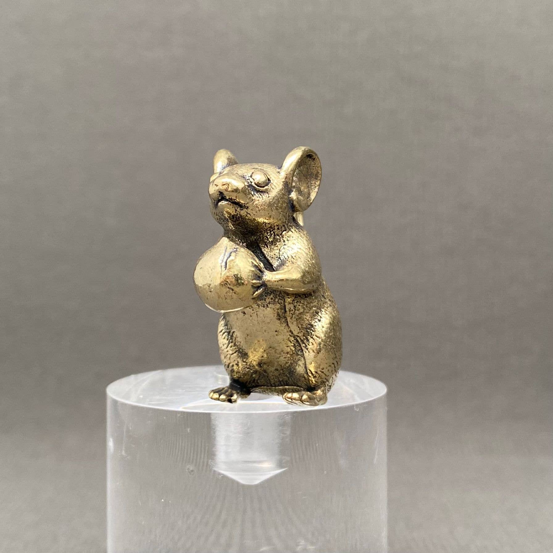 The mouse holding a peach Brass Crafts Desktop Ornaments
