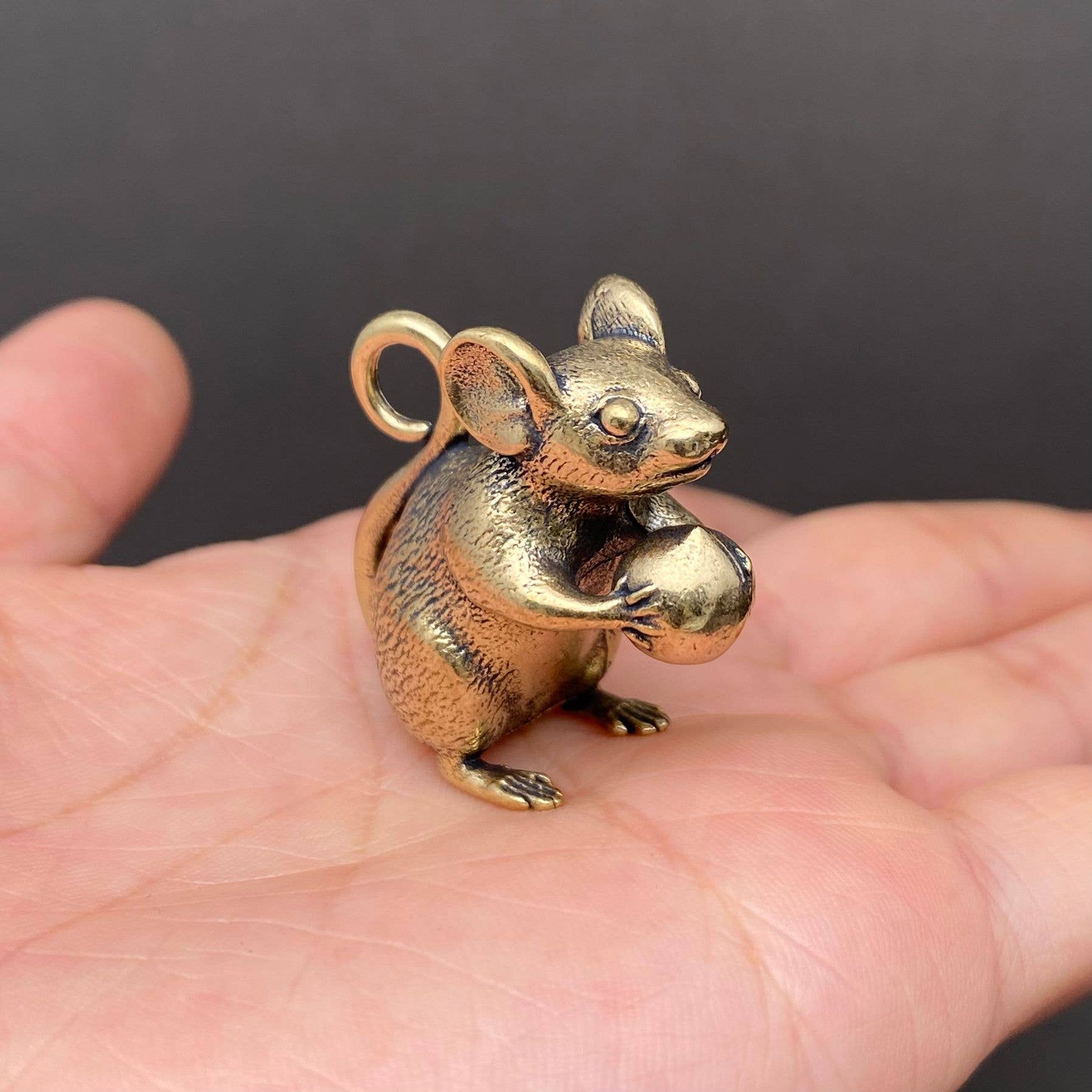 The mouse holding a peach Brass Crafts Desktop Ornaments